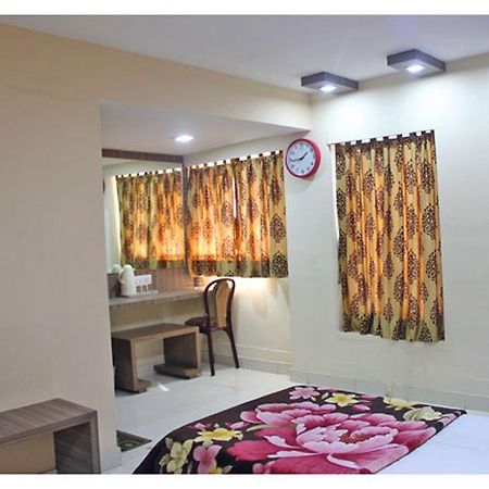 Neeranand Dalhousie- A Pure Vegetarian Hotel โกลกาตา ภายนอก รูปภาพ