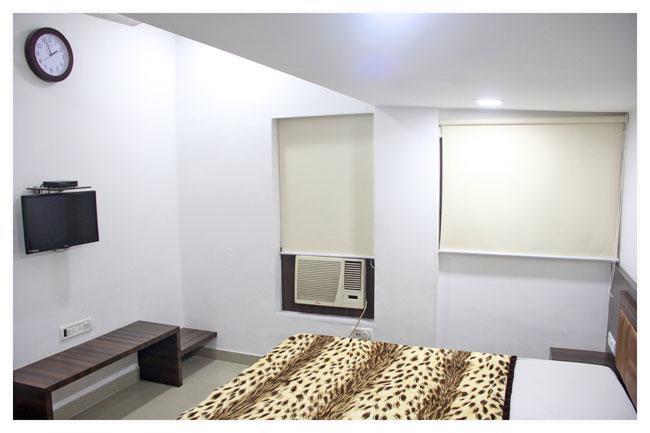 Neeranand Dalhousie- A Pure Vegetarian Hotel โกลกาตา ภายนอก รูปภาพ