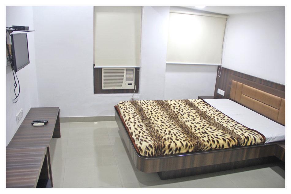 Neeranand Dalhousie- A Pure Vegetarian Hotel โกลกาตา ภายนอก รูปภาพ