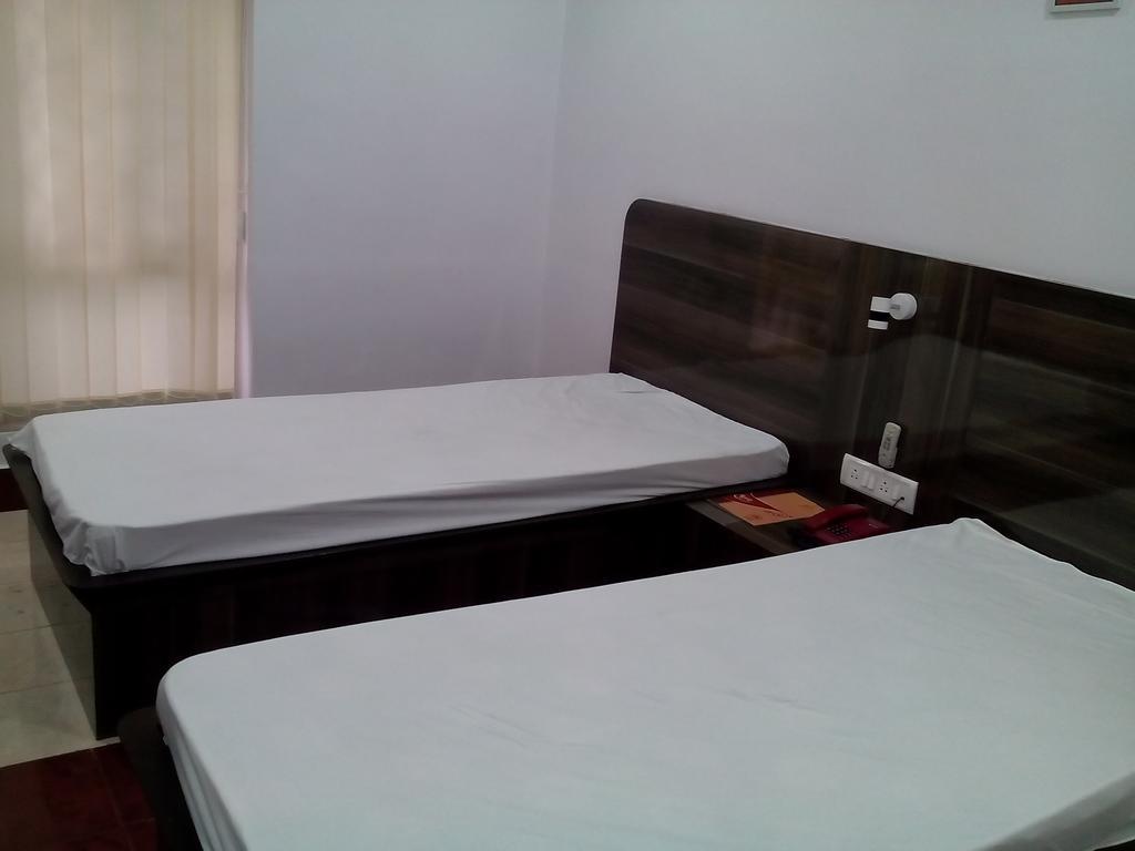 Neeranand Dalhousie- A Pure Vegetarian Hotel โกลกาตา ภายนอก รูปภาพ