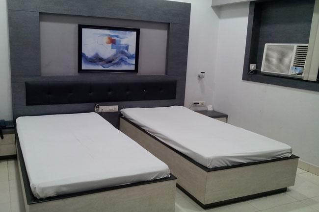 Neeranand Dalhousie- A Pure Vegetarian Hotel โกลกาตา ภายนอก รูปภาพ
