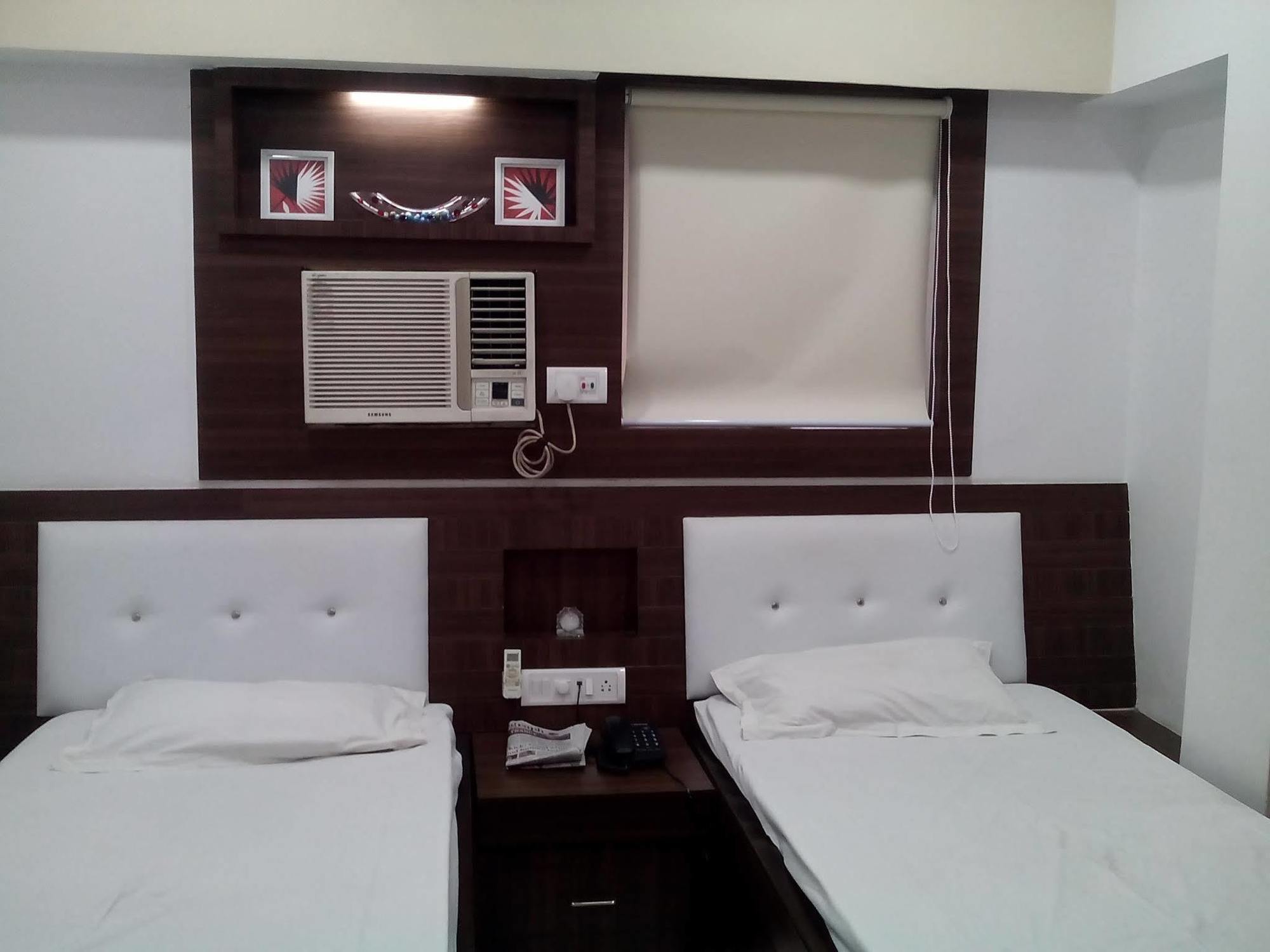 Neeranand Dalhousie- A Pure Vegetarian Hotel โกลกาตา ภายนอก รูปภาพ